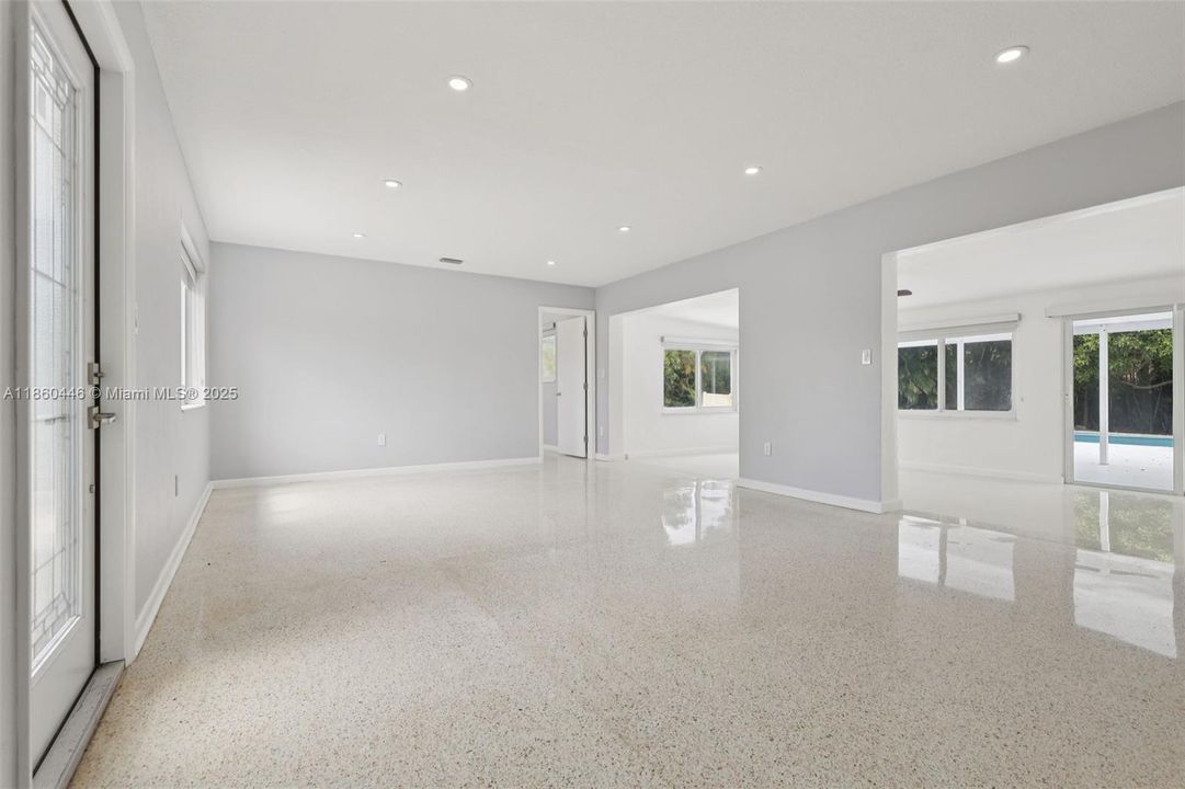 合同活跃: $745,000 (3 贝兹, 2 浴室, 1224 平方英尺)