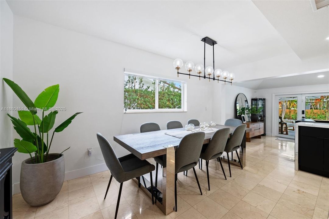 Под контрактом: $1,275,000 (5 спален, 3 ванн, 3298 Квадратных фут)