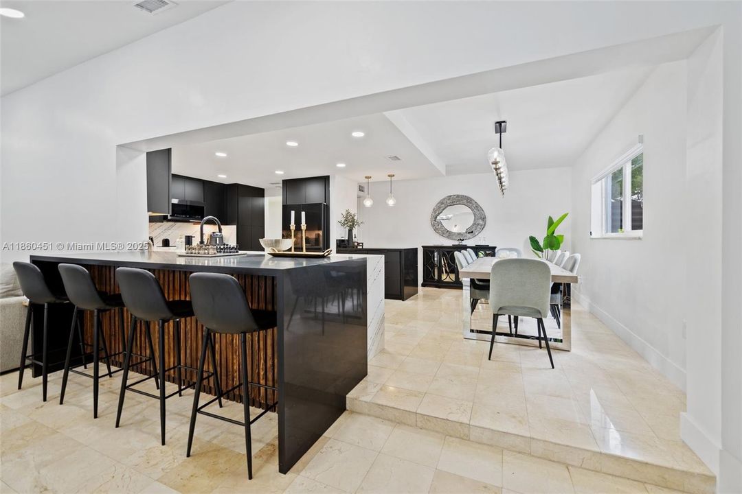 Под контрактом: $1,275,000 (5 спален, 3 ванн, 3298 Квадратных фут)