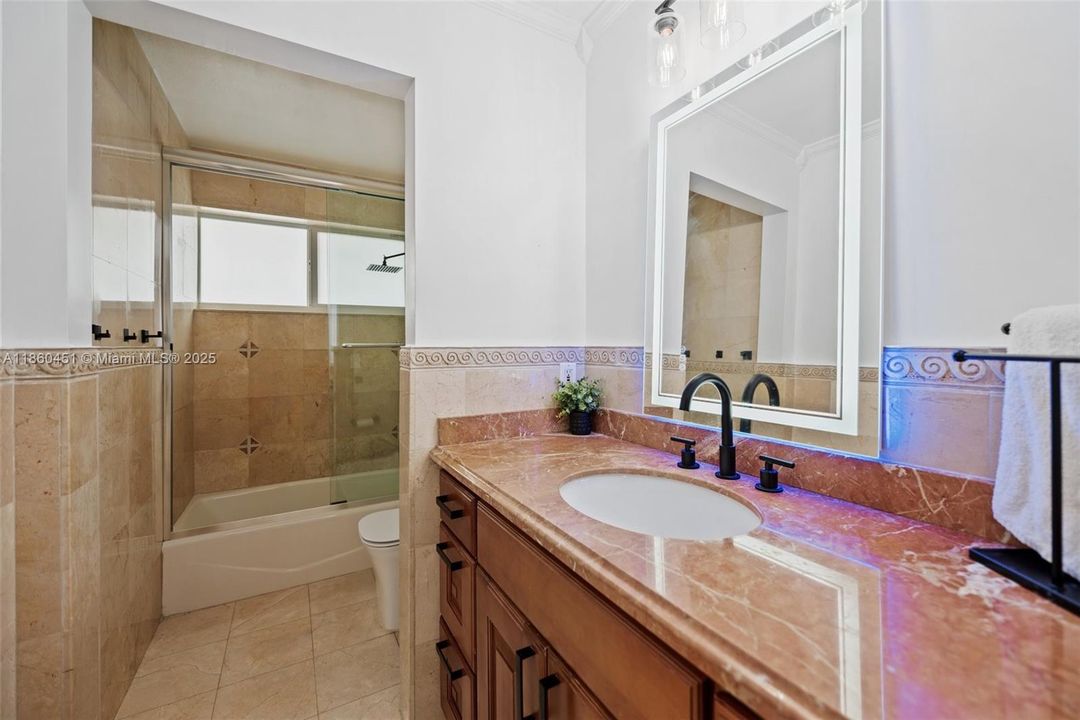 Под контрактом: $1,275,000 (5 спален, 3 ванн, 3298 Квадратных фут)