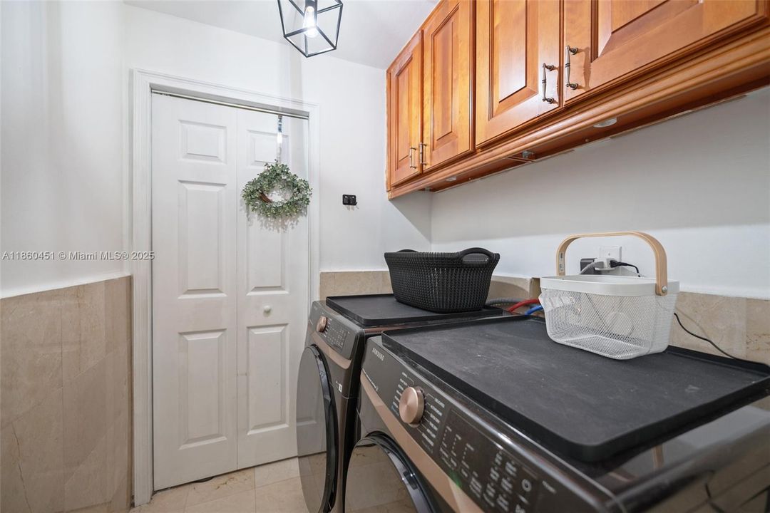 Под контрактом: $1,275,000 (5 спален, 3 ванн, 3298 Квадратных фут)