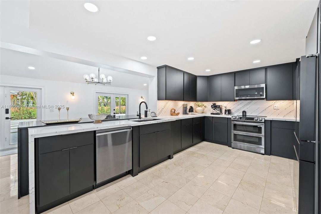 Под контрактом: $1,275,000 (5 спален, 3 ванн, 3298 Квадратных фут)