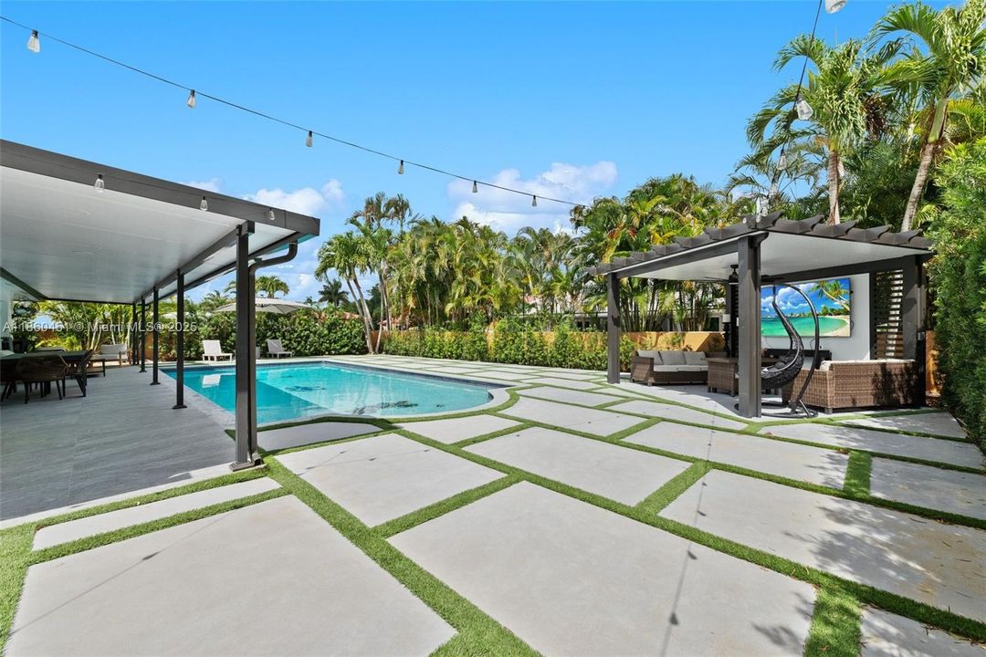 Под контрактом: $1,275,000 (5 спален, 3 ванн, 3298 Квадратных фут)