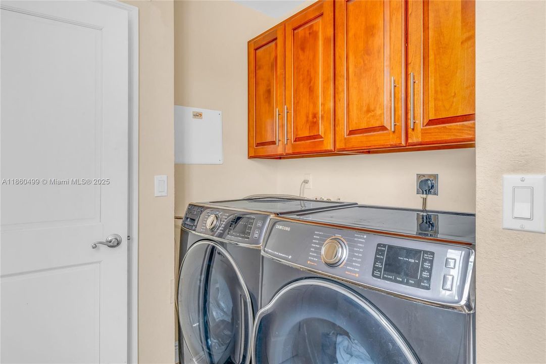 最近售出: $2,450,000 (3 贝兹, 2 浴室, 2638 平方英尺)