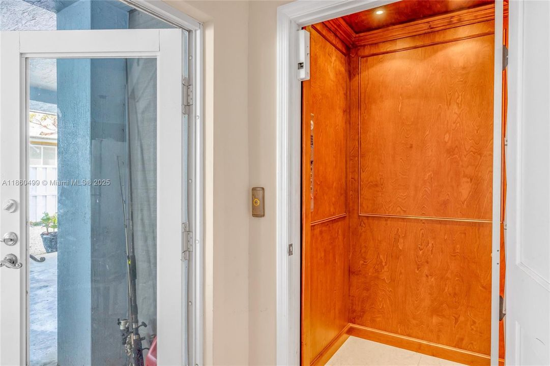 最近售出: $2,450,000 (3 贝兹, 2 浴室, 2638 平方英尺)