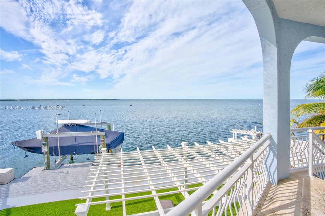 最近售出: $2,450,000 (3 贝兹, 2 浴室, 2638 平方英尺)