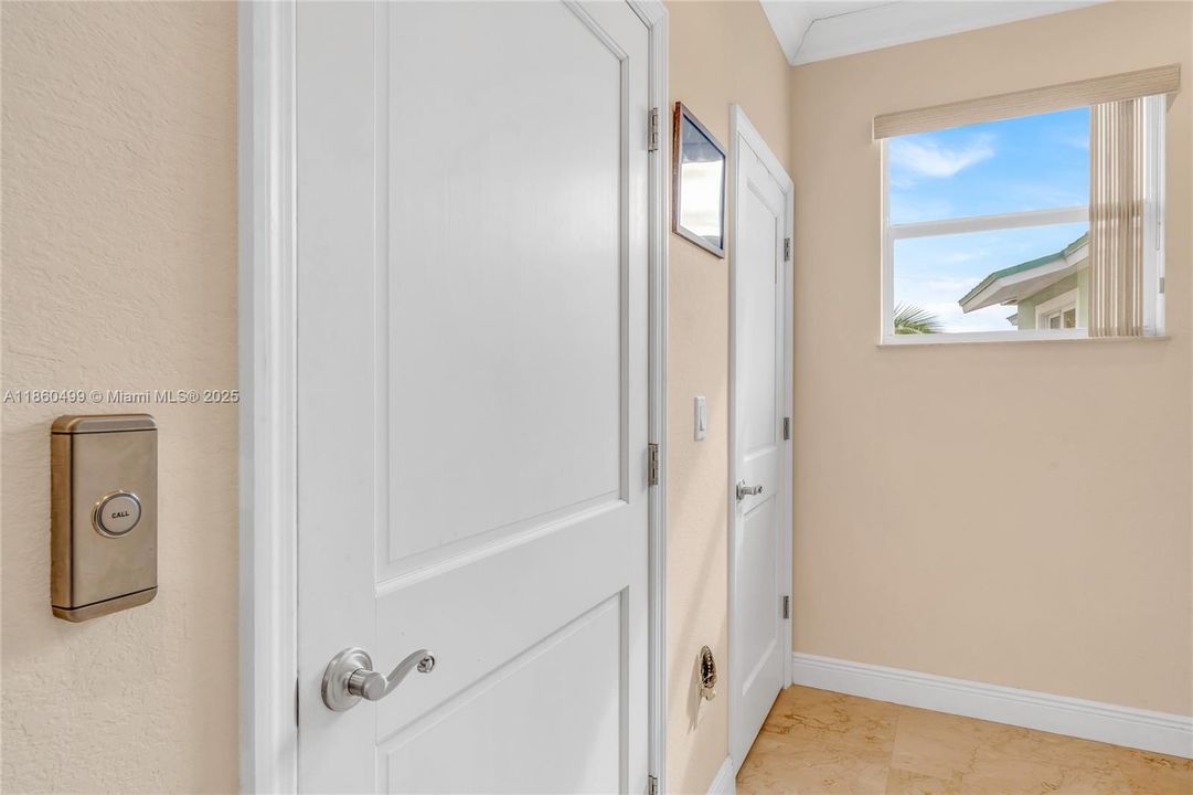 最近售出: $2,450,000 (3 贝兹, 2 浴室, 2638 平方英尺)