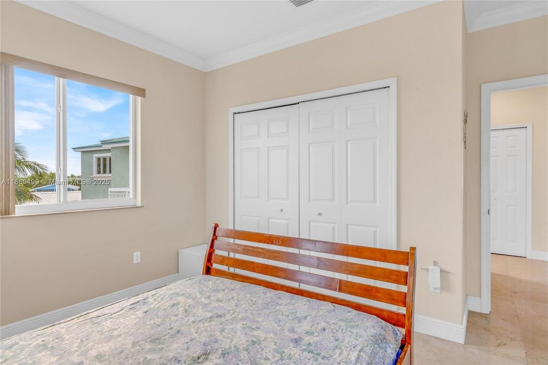 最近售出: $2,450,000 (3 贝兹, 2 浴室, 2638 平方英尺)