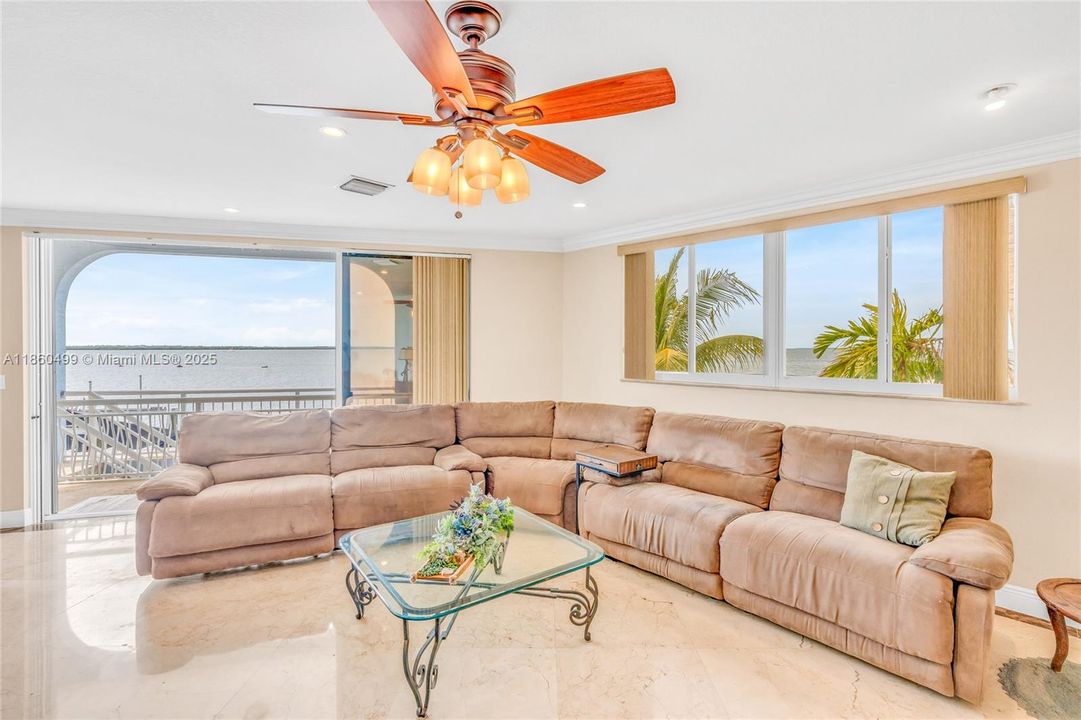 最近售出: $2,450,000 (3 贝兹, 2 浴室, 2638 平方英尺)