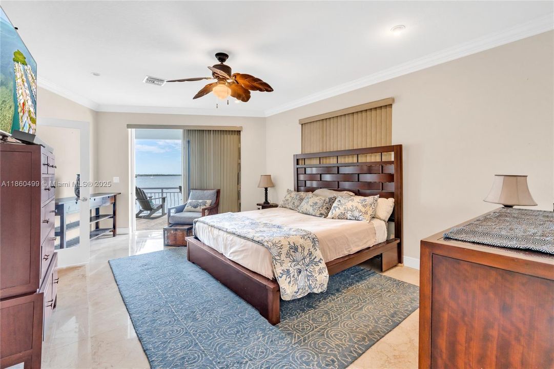 最近售出: $2,450,000 (3 贝兹, 2 浴室, 2638 平方英尺)