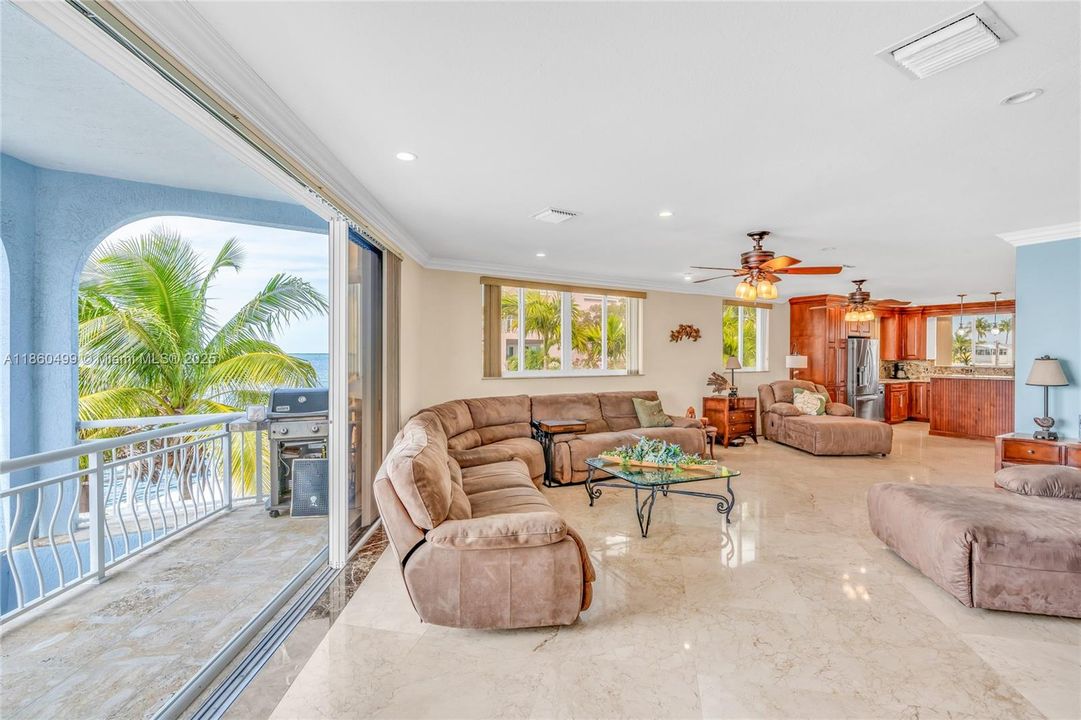 最近售出: $2,450,000 (3 贝兹, 2 浴室, 2638 平方英尺)