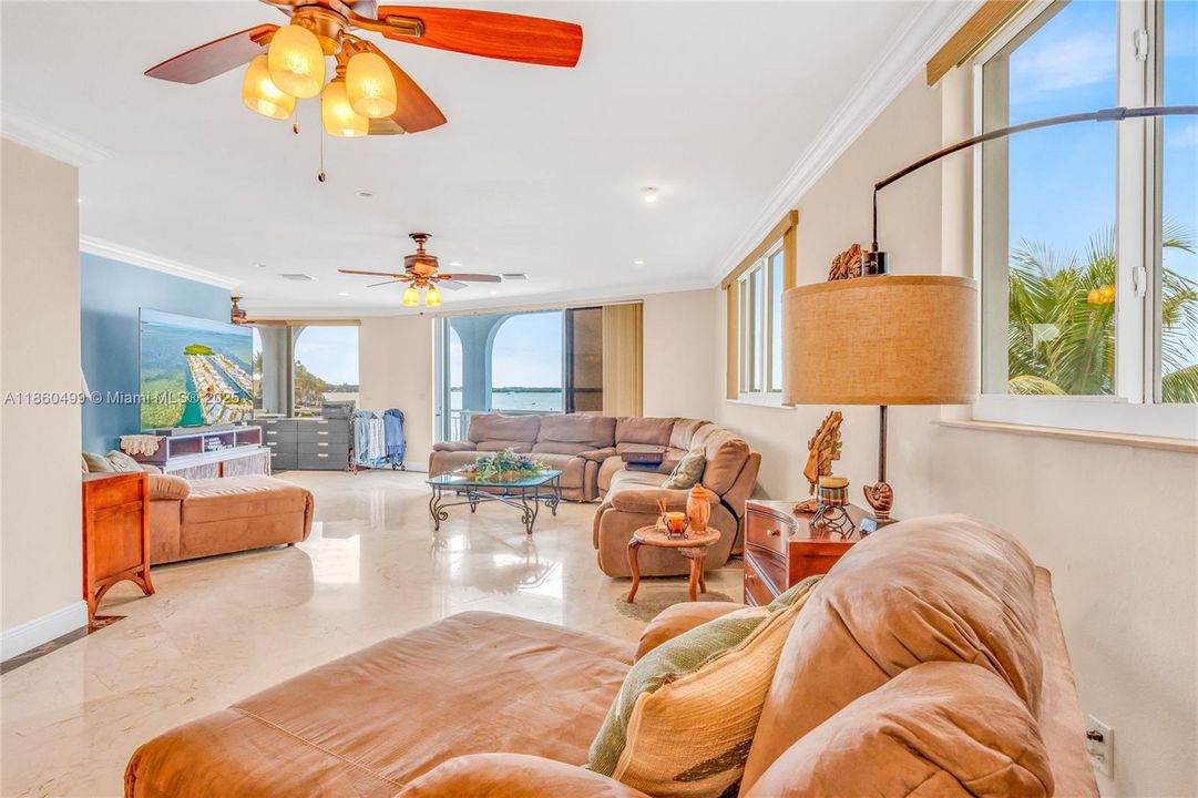 最近售出: $2,450,000 (3 贝兹, 2 浴室, 2638 平方英尺)