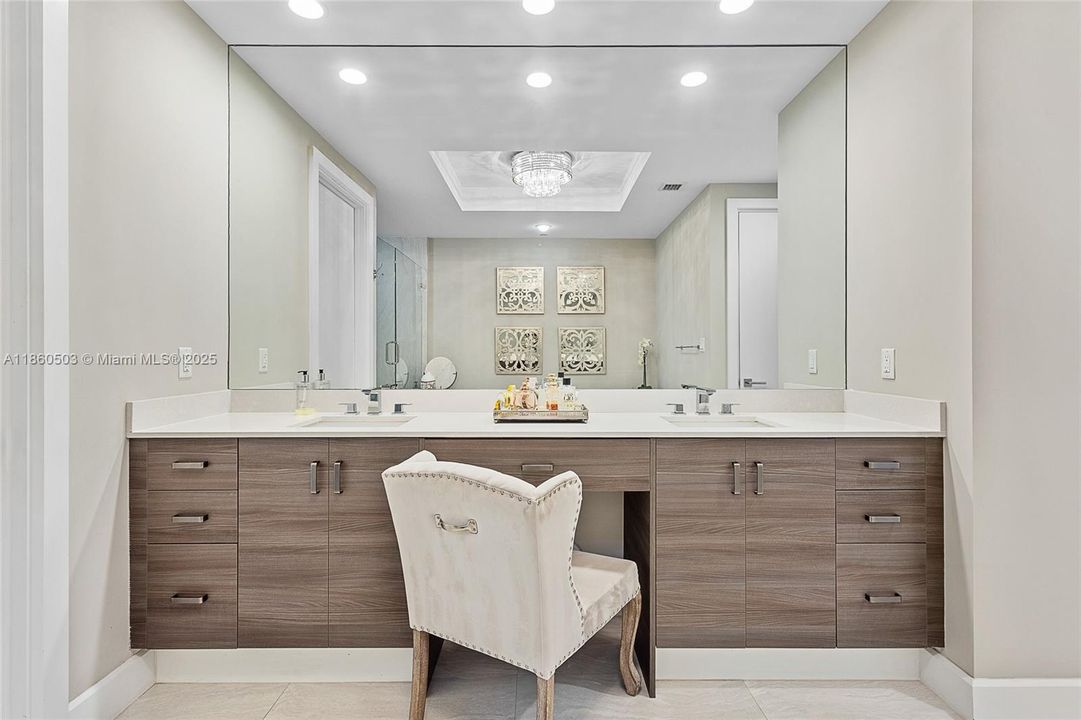 最近售出: $2,850,000 (2 贝兹, 2 浴室, 2710 平方英尺)