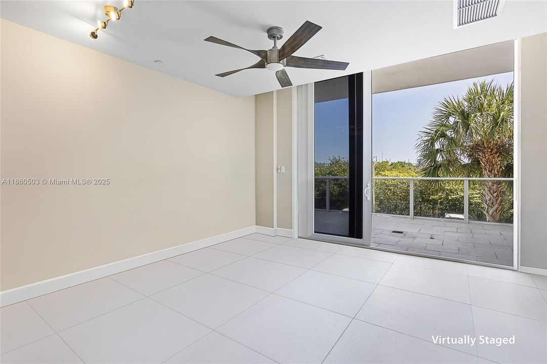 最近售出: $2,850,000 (2 贝兹, 2 浴室, 2710 平方英尺)