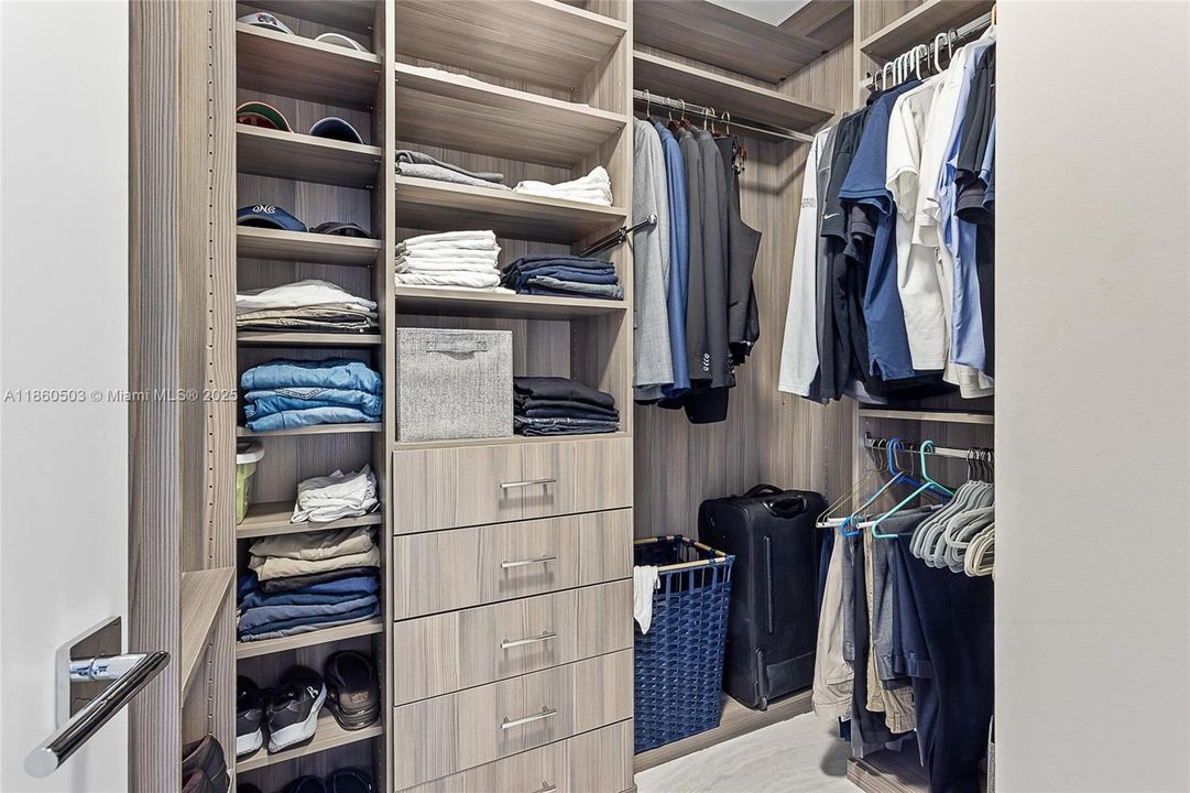 最近售出: $2,850,000 (2 贝兹, 2 浴室, 2710 平方英尺)