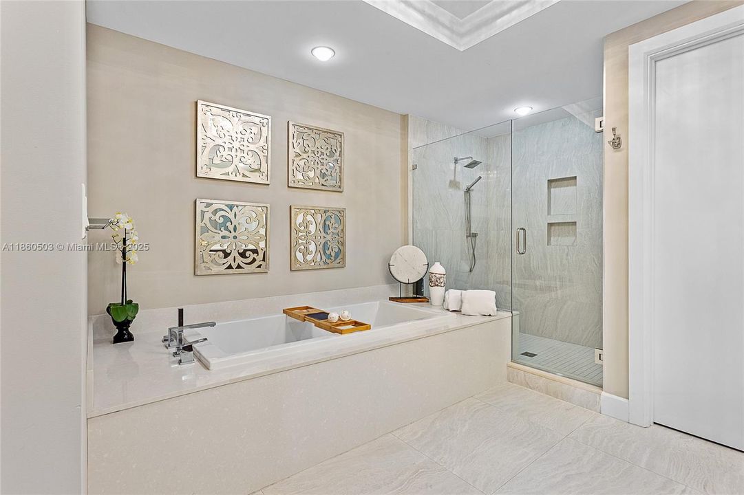 最近售出: $2,850,000 (2 贝兹, 2 浴室, 2710 平方英尺)