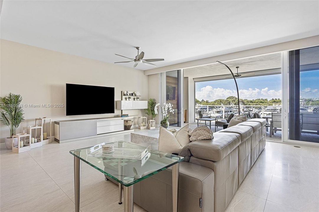 最近售出: $2,850,000 (2 贝兹, 2 浴室, 2710 平方英尺)