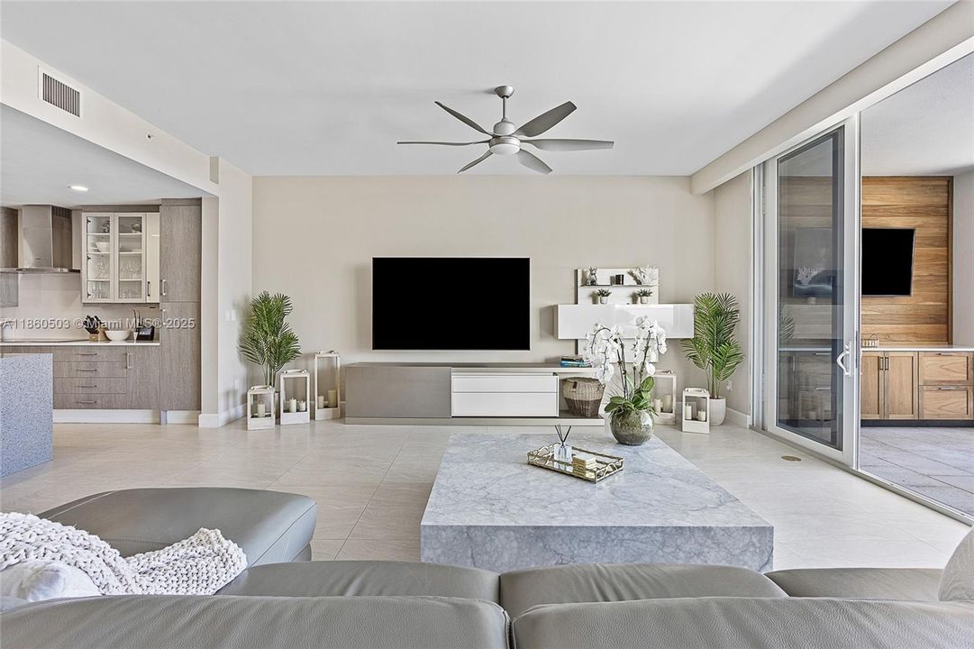 最近售出: $2,850,000 (2 贝兹, 2 浴室, 2710 平方英尺)