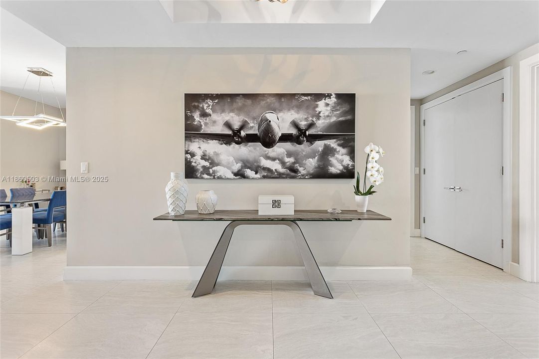 最近售出: $2,850,000 (2 贝兹, 2 浴室, 2710 平方英尺)