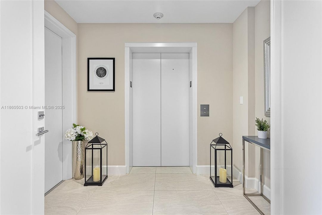 最近售出: $2,850,000 (2 贝兹, 2 浴室, 2710 平方英尺)