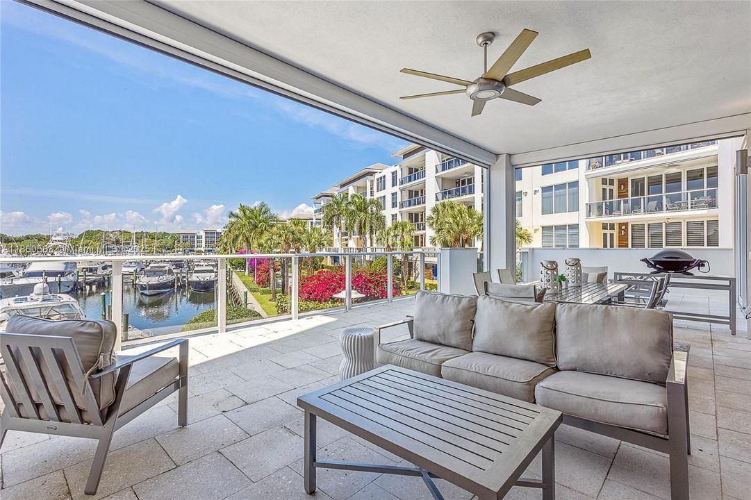 最近售出: $2,850,000 (2 贝兹, 2 浴室, 2710 平方英尺)