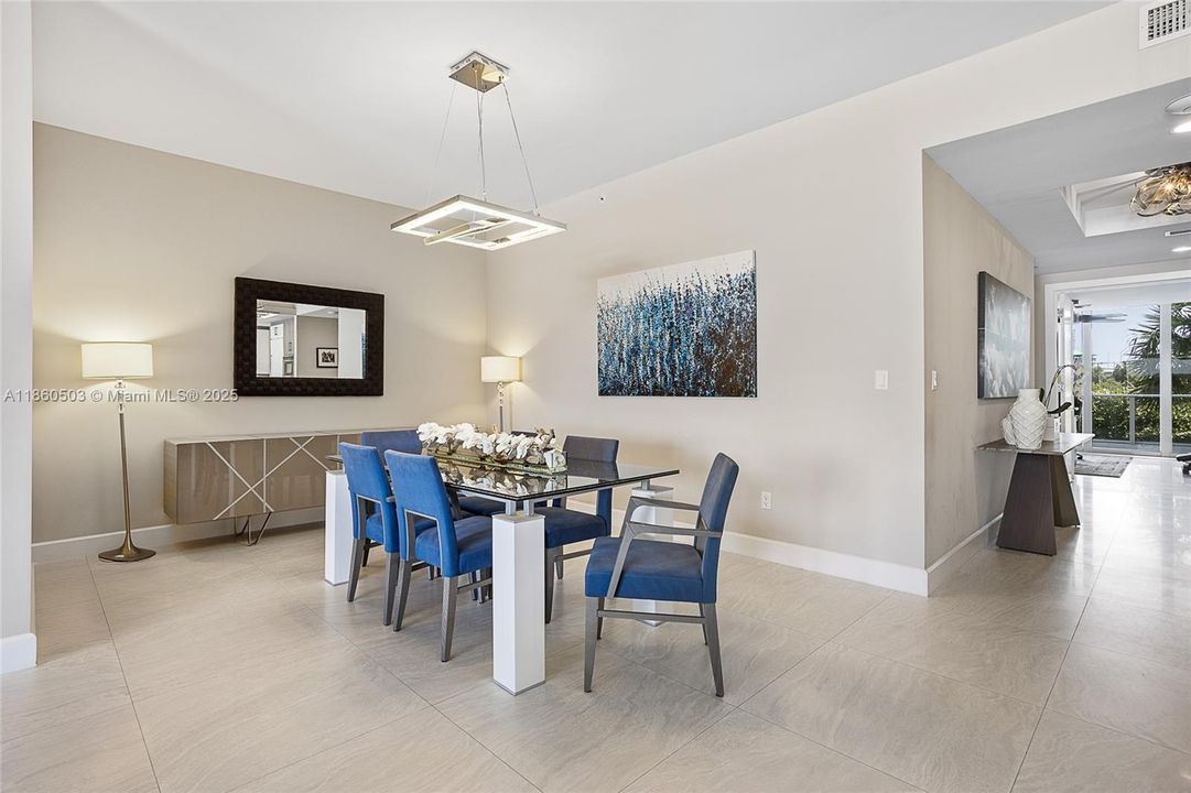 最近售出: $2,850,000 (2 贝兹, 2 浴室, 2710 平方英尺)