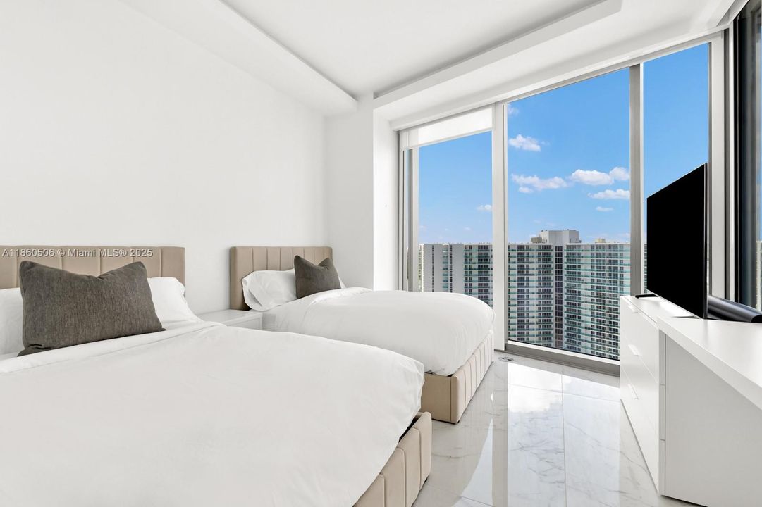 Active With Contract: $7,595,000 (4 beds, 5 baths, 3640 Square Feet)