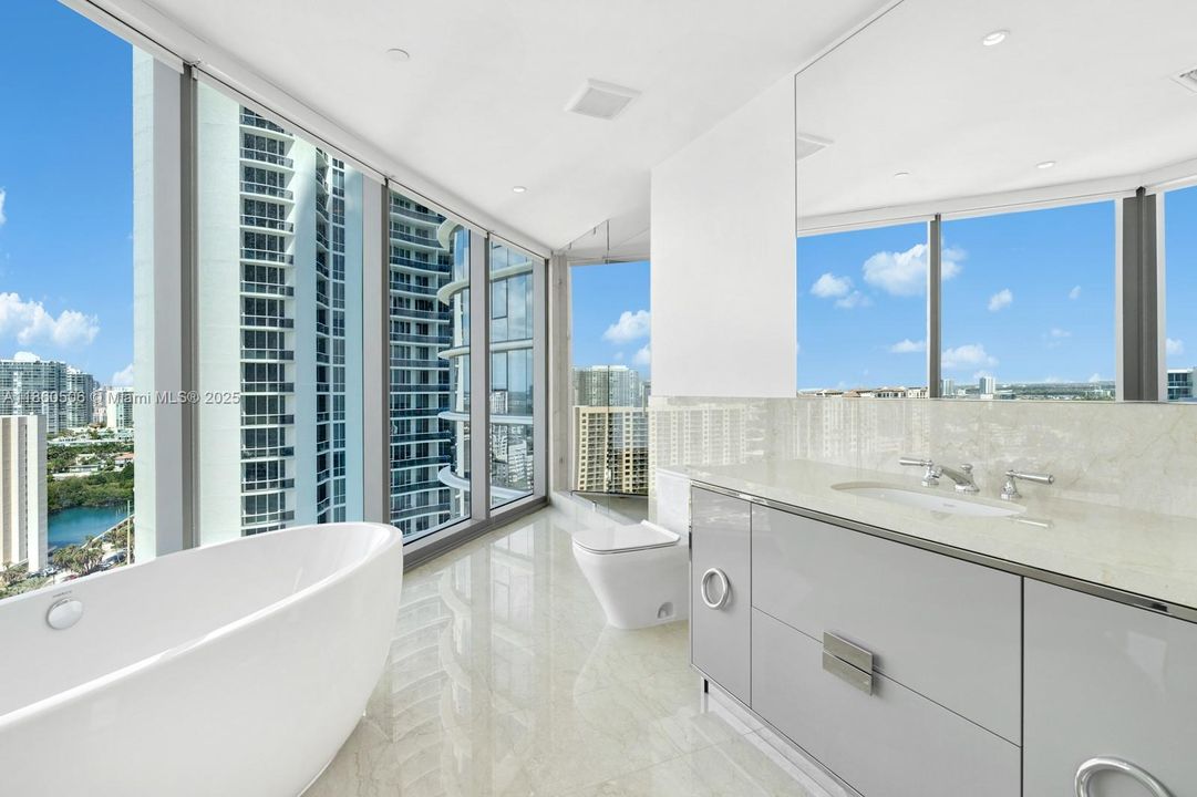 Active With Contract: $7,595,000 (4 beds, 5 baths, 3640 Square Feet)