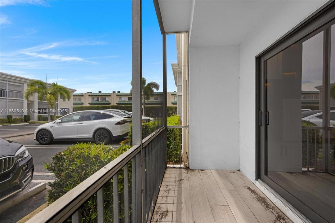 Active With Contract: $2,400 (2 beds, 2 baths, 982 Square Feet)