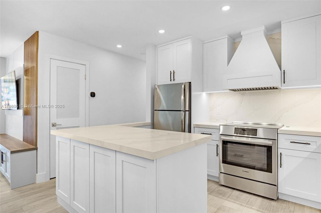 Active With Contract: $2,400 (2 beds, 2 baths, 982 Square Feet)