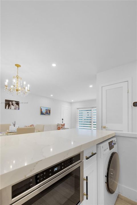 Active With Contract: $2,400 (2 beds, 2 baths, 982 Square Feet)