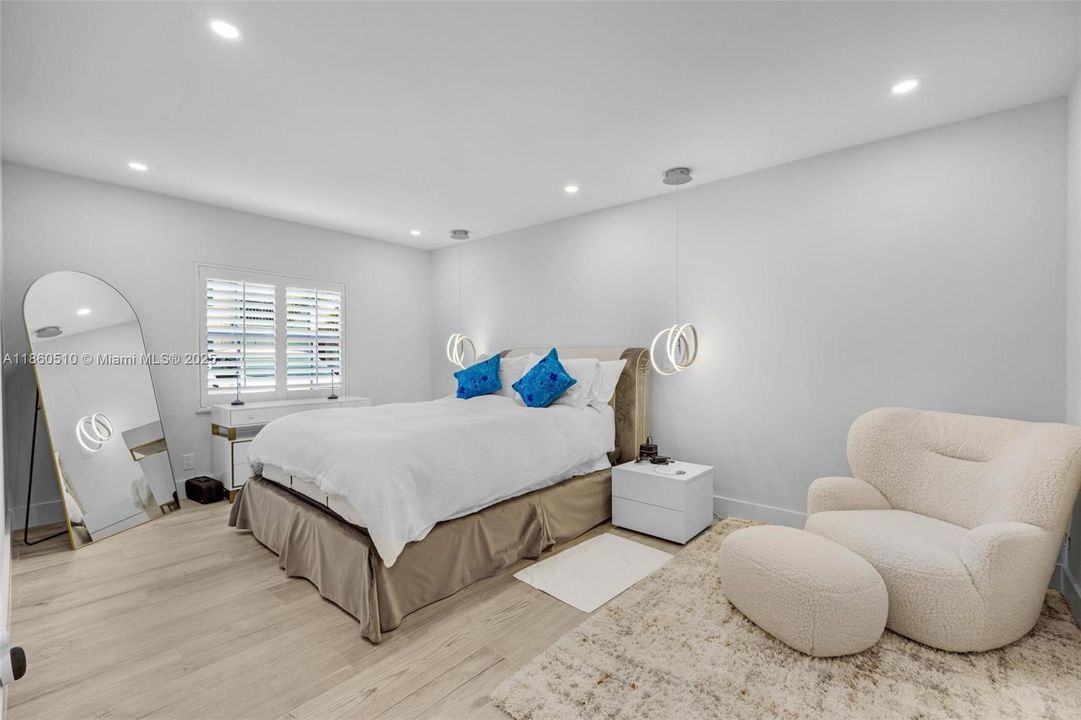 Active With Contract: $2,400 (2 beds, 2 baths, 982 Square Feet)