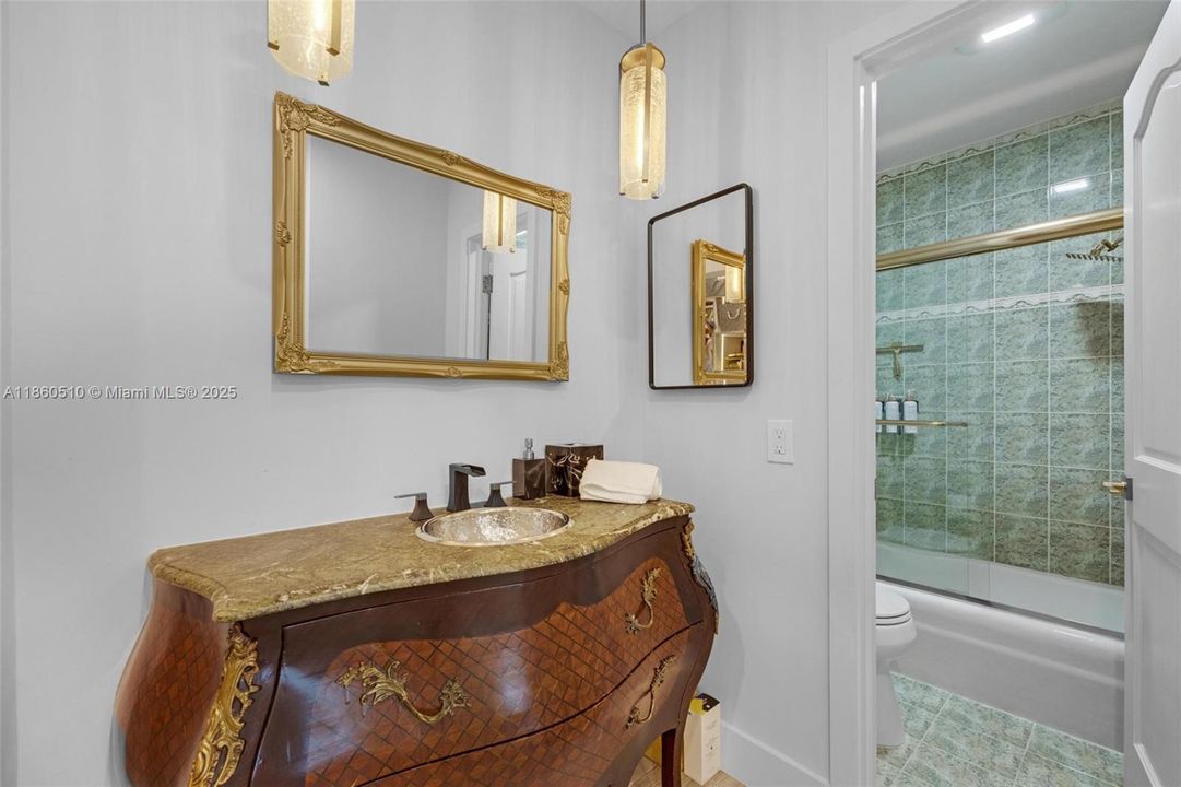 Active With Contract: $2,400 (2 beds, 2 baths, 982 Square Feet)