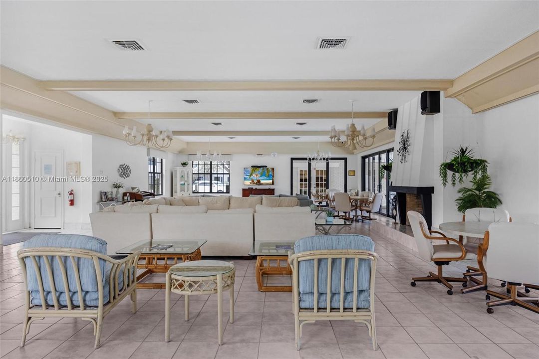 Active With Contract: $2,400 (2 beds, 2 baths, 982 Square Feet)