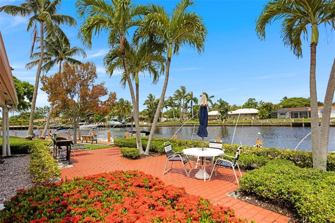 Active With Contract: $2,400 (2 beds, 2 baths, 982 Square Feet)