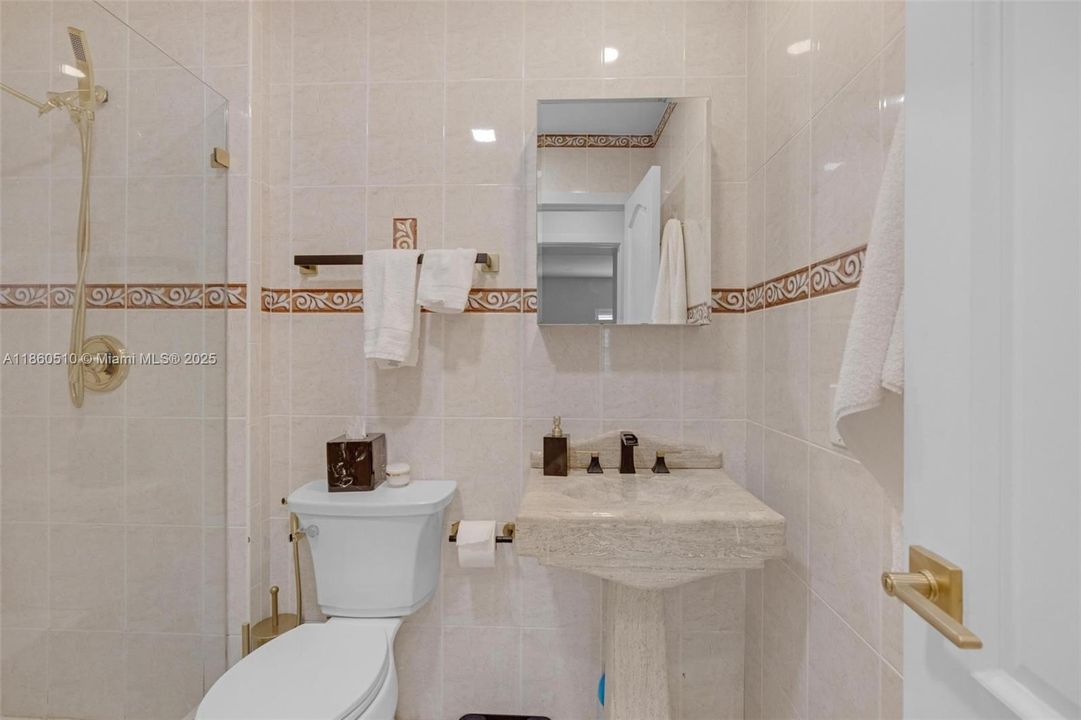 Active With Contract: $2,400 (2 beds, 2 baths, 982 Square Feet)