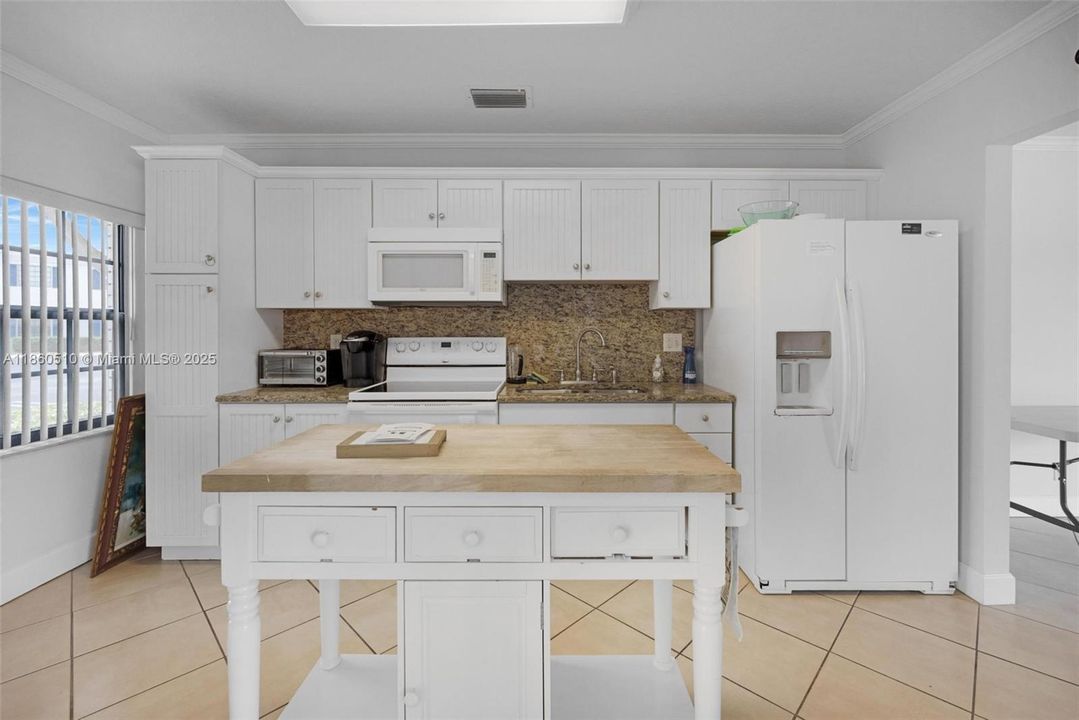 Active With Contract: $2,400 (2 beds, 2 baths, 982 Square Feet)