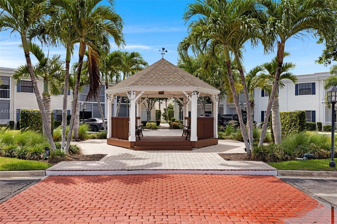 Active With Contract: $2,400 (2 beds, 2 baths, 982 Square Feet)