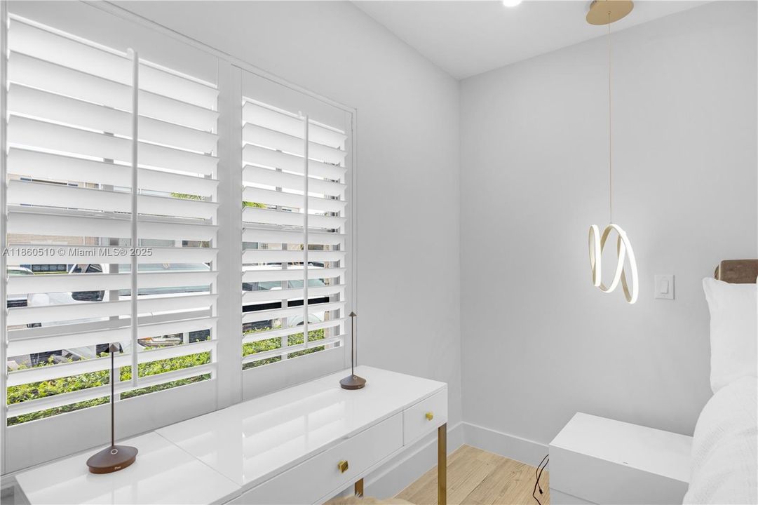 Active With Contract: $2,400 (2 beds, 2 baths, 982 Square Feet)