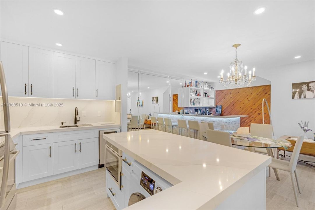 Active With Contract: $2,400 (2 beds, 2 baths, 982 Square Feet)