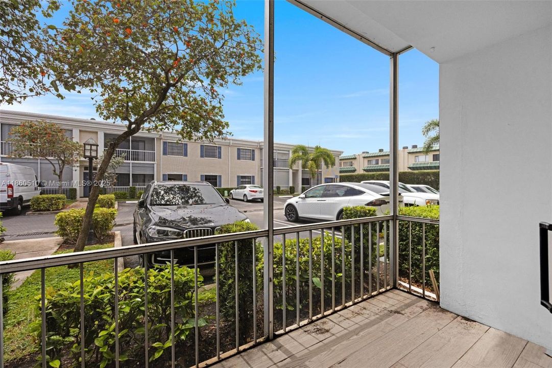 Active With Contract: $2,400 (2 beds, 2 baths, 982 Square Feet)