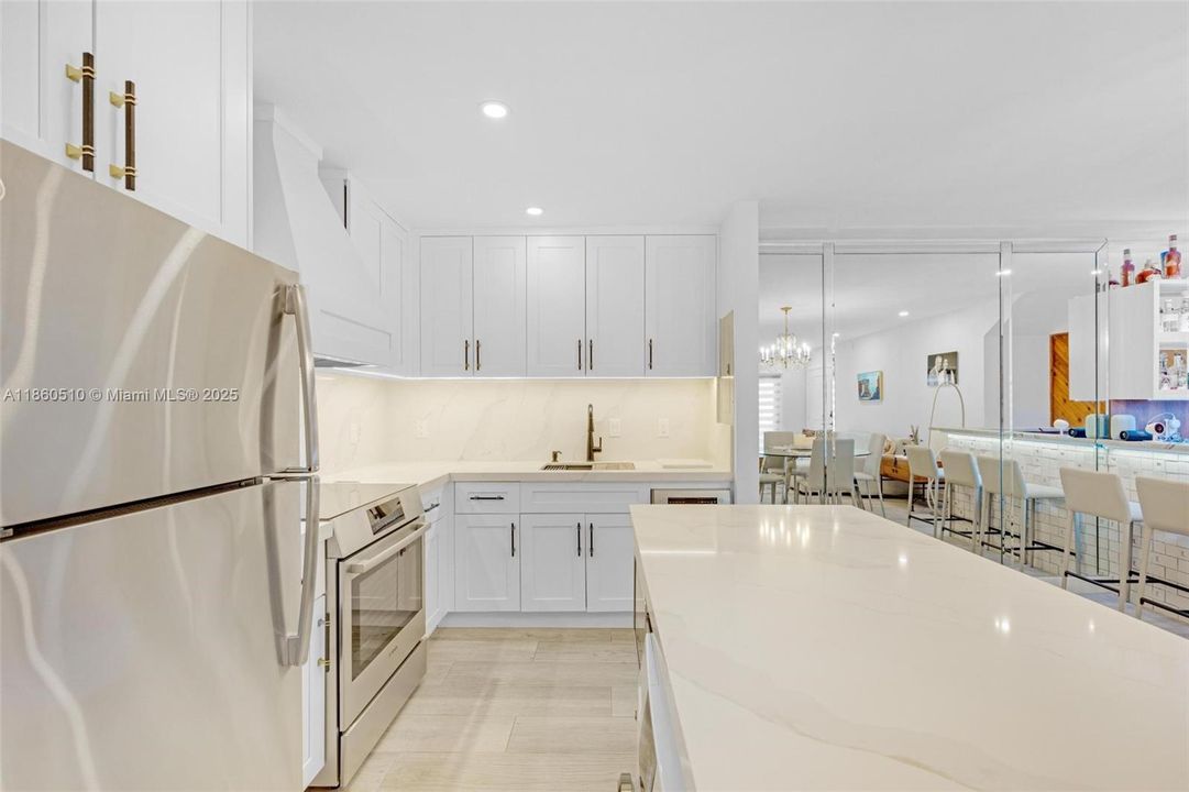 Active With Contract: $2,400 (2 beds, 2 baths, 982 Square Feet)