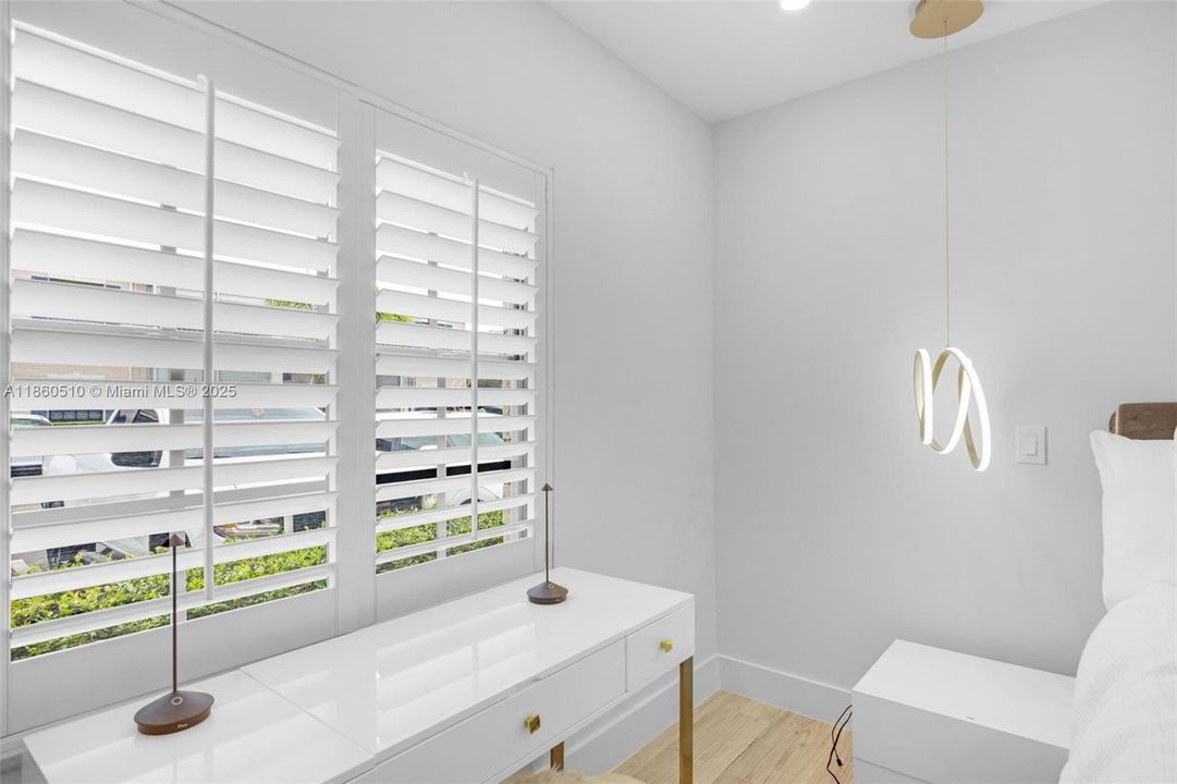 Active With Contract: $2,400 (2 beds, 2 baths, 982 Square Feet)