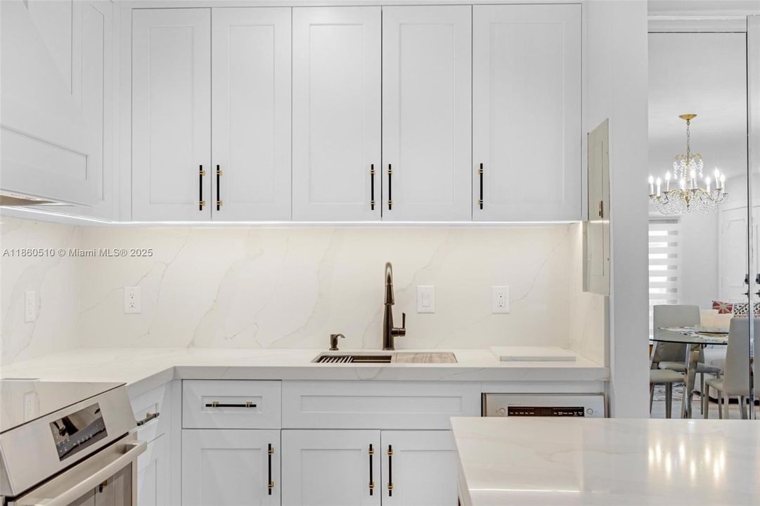 Active With Contract: $2,400 (2 beds, 2 baths, 982 Square Feet)