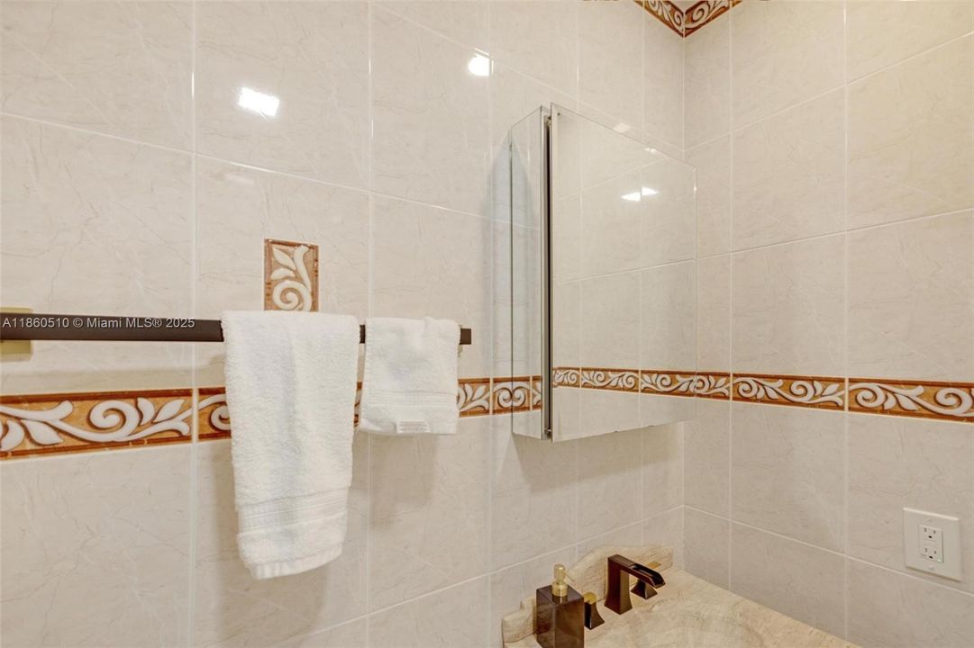 Active With Contract: $2,400 (2 beds, 2 baths, 982 Square Feet)