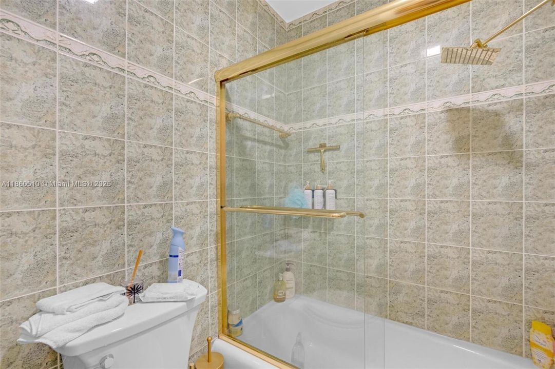 Active With Contract: $2,400 (2 beds, 2 baths, 982 Square Feet)