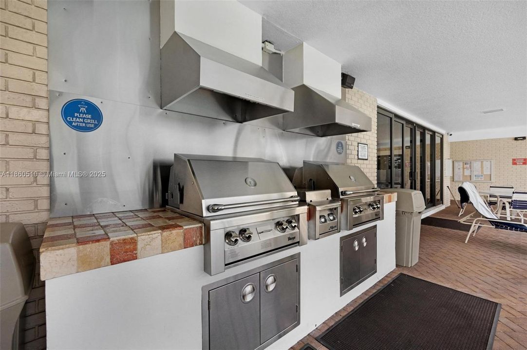 Active With Contract: $2,400 (2 beds, 2 baths, 982 Square Feet)