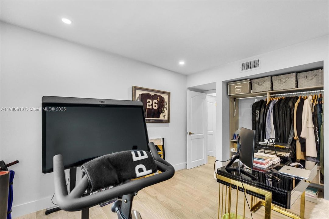 Active With Contract: $2,400 (2 beds, 2 baths, 982 Square Feet)