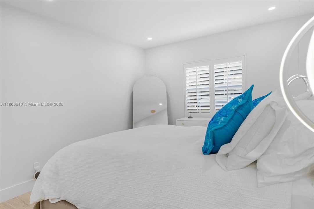 Active With Contract: $2,400 (2 beds, 2 baths, 982 Square Feet)