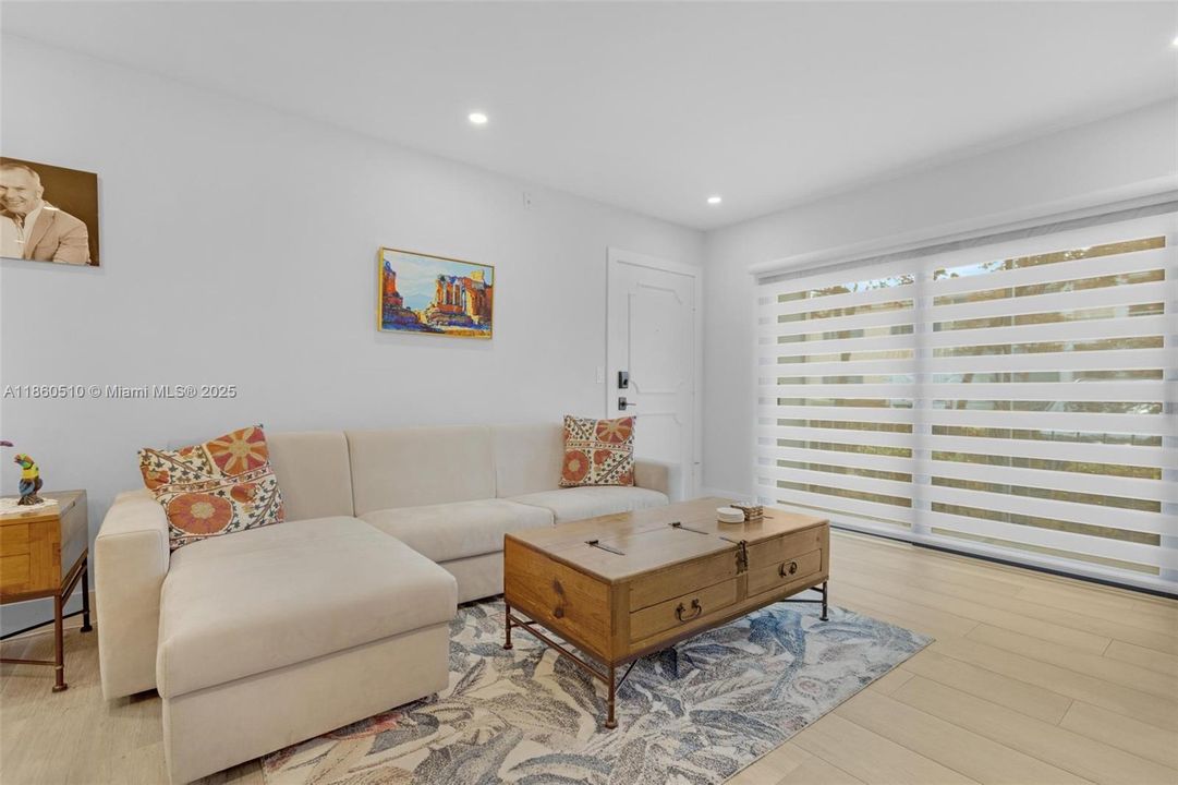 Active With Contract: $2,400 (2 beds, 2 baths, 982 Square Feet)